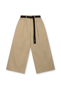 Pantalons larges beige en tissu léger, avec une taille élastique noire dotée d'une boucle et des plis latéraux pour plus de volume.
