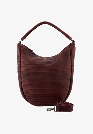 Bordeaux leren handtas met een gebogen vorm, getextureerde horizontale strepen, een ritsluiting en een afneembare schouderriem.