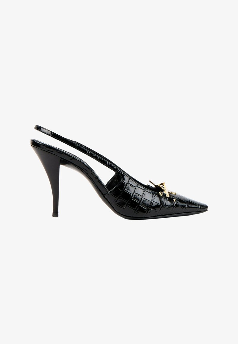 Escarpin slingback à talon haut en cuir verni noir avec bout pointu, texture croco et ferrures décoratives dorées à l'avant.