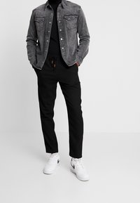 Tigha Overhemd - black