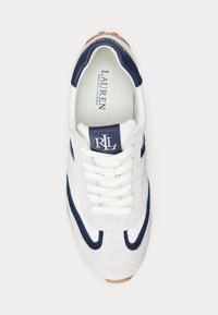 Tenis alb cu accente bleumarin. Dispune de un superior din suede și piele, vârf rotund, deschidere cu șireturi și logo pe limbă. Talpă din cauciuc texturat.
