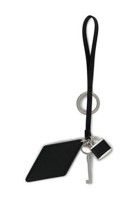 Mustmust mustrihm, millel on teemanti kujuline nahkne pendant, metallvõti ja mini lukku. Omab stiilset rihma ja hõbedast võtmehoidjat.