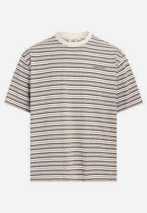 Ριγέ βαμβακερό μπλουζάκι με οριζόντιες μαύρες και λευκές ρίγες, στρογγυλή λαιμόκοψη και μικρό λογότυπο στο στήθος. Κοντά μανίκια.