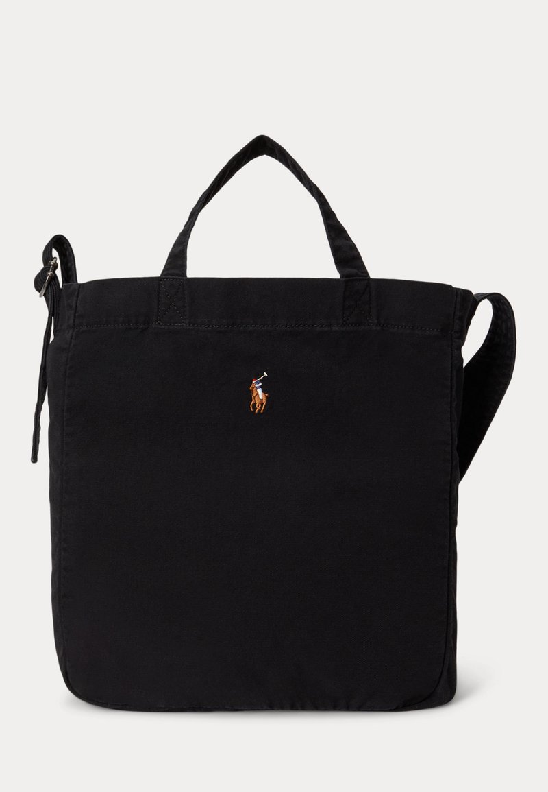 Musta neliömäinen kangaskassi, jossa on kaksi kahvaa ja Polo Ralph Lauren -logo kirjottuna etuosan keskelle.