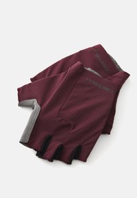 Guanti senza dita corti in tessuto borgogna scuro con un motivo a rete, caratterizzati da accenti grigi e una fascia in velcro per una vestibilità regolabile.
