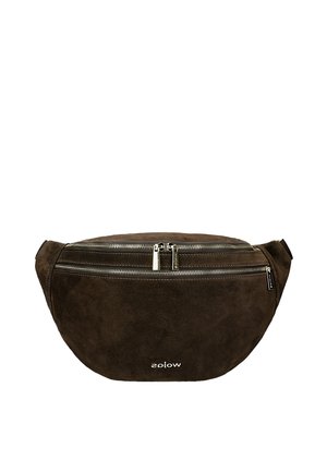 Sac banane en daim marron avec deux compartiments zippés à l'avant et des sangles latérales réglables, avec un petit logo de marque blanc.