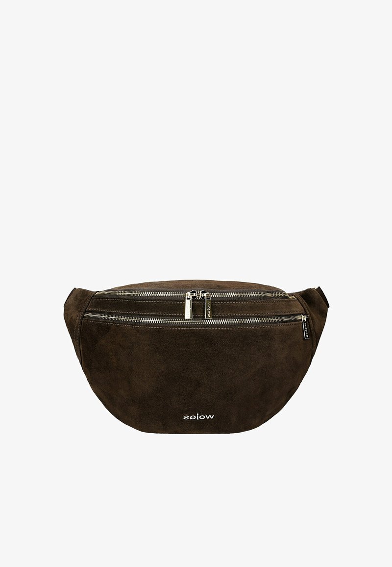 Sac banane en daim marron avec deux compartiments zippés à l'avant et des sangles latérales réglables, avec un petit logo de marque blanc.
