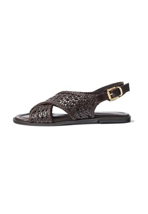 Sandale plate en cuir tressé marron foncé avec bout ouvert, bride réglable avec boucle dorée et semelle noire.