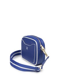 Borsa a tracolla sintetica blu con bordi bianchi, chiusura con zip, tracolla regolabile e dettaglio del logo sul davanti. Design compatto e rettangolare.