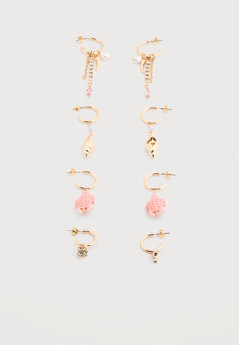 Τέσσερα ζευγάρια χρυσών κρίκων με εντελώς ξεχωριστά κρεμαστά: στρας και ροζ χάντρα, χρυσό κοχύλι, ροζ χελώνα και συστάδα καθαρών κρυστάλλων.