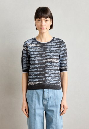 Korte mouwen, gebreid sweater met een grijs en lichtblauw bladerenpatroon, ronde halslijn en textuurstof. Gecombineerd met lichte spijkerbroeken.