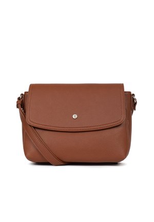 Borsa a tracolla in pelle marrone con finitura texture, chiusura a pattina e dettaglio di snap in argento. Inclusa una tracolla regolabile.