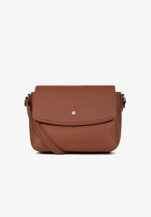 Sac bandoulière en cuir marron avec une finition texturée, un fermoir à rabat et un détail en métal argenté. Bandoulière ajustable incluse.