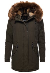 Parka di colore verde scuro con cappuccio in pelliccia sintetica marrone, chiusura frontale a zip, tasche con patta e bottone, e cordoncini regolabili in vita e sul cappuccio.