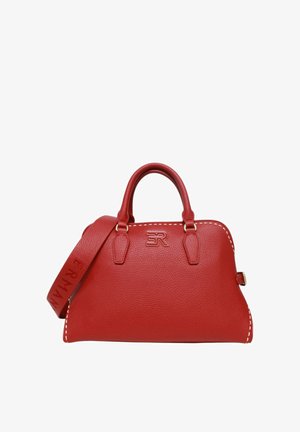 Borsa a mano in pelle rossa con texture, manici superiori, tracolla removibile, cuciture bianche e logo in metallo sul davanti.