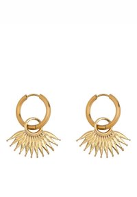 Orecchini a cerchio in oro con un design a raggio di sole caratterizzato da raggi allungati e una finitura testurizzata. Due anelli circolari collegano il cerchio al design.