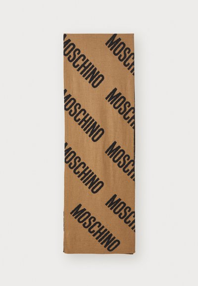 Bruine rechthoekige sjaal met een herhaald diagonaal zwart "MOSCHINO" tekstpatroon op een effen witte achtergrond.