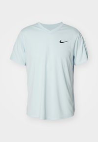 Hellblaues Nike T-Shirt mit kurzem Ärmel und V-Ausschnitt, aus glattem Stoff gefertigt, mit einem kleinen schwarzen Swoosh-Logo auf der linken Brust.