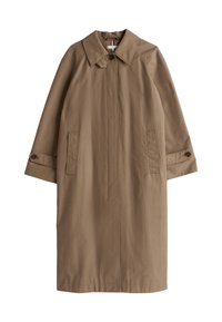 Cappotto trench marrone realizzato in tessuto leggero, con colletto, chiusura frontale a bottoni, due tasche laterali e un design dritto di lunghezza media.