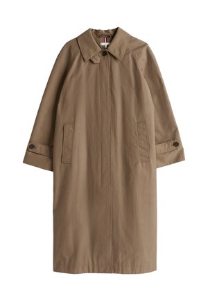 Manteau trench brun en tissu léger, avec un col, une fermeture à boutons sur le devant, deux poches latérales et un design droit de longueur mi-mollet.