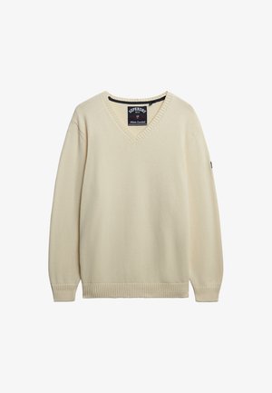 Cremfarbener V-Ausschnitt-Strickpullover mit gerippten Bündchen und Saum, mit einem Superdry-Label im Kragen und einem kleinen Logo am Ärmel.