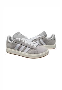 Sneakers in suede grigio con design a tre strisce bianche, lacci piatti, linguetta imbottita e suola in gomma. Stile minimalista e dettagli con logo.
