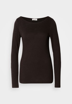 T-shirt noir à manches longues, ajusté, avec un col rond, légèrement texturé et une petite étiquette de marque blanche à l'intérieur du col.
