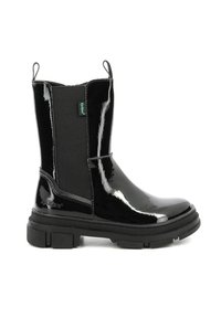 Botas de tobillo de charol negro con paneles laterales elásticos, tiradores y una suela gruesa negra. Presenta un pequeño logo verde en el lateral.