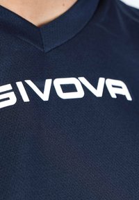 Maglia sportiva blu navy con tessuto a trama. Presenta un colletto a V e una grande scritta bianca stampata con la dicitura "SIVOVA."