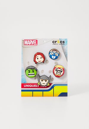 Zestaw pięciu kolorowych charmsów Jibbitz z postaciami z kreskówek: Czarna Wdowa, Kapitan Ameryka, Hulk, Thor i Iron Man, na plastikowej podstawce.
