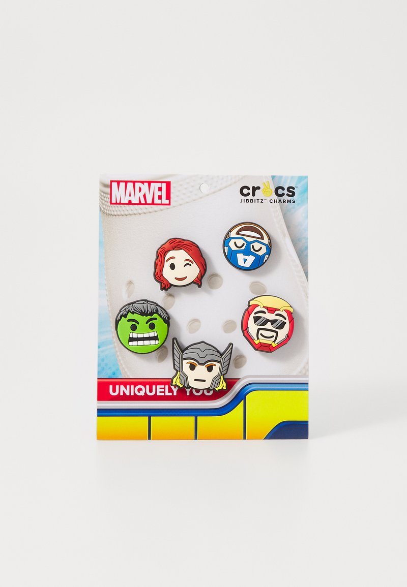 Conjunto de cinco charms Jibbitz coloridos com rostos de cartoon: Viúva Negra, Capitão América, Hulk, Thor e Homem de Ferro, num suporte de plástico.