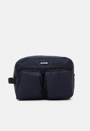 Borse da toiletta in nylon blu navy con chiusura a zip, dotata di tasca frontale plissettata e maniglia laterale per un facile trasporto.