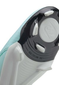 Nike Cyclone 360 futballcipő, világoskék felsőrésszel, texturált anyaggal, fekete talppal, fehér stoplikkal és dombornyomott logóval.