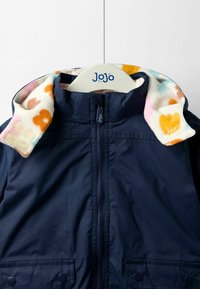 Marinejacke mit Reißverschluss vorne, weichem Fleece-Futter in Pastellfarben und Herzmustern, zwei vorderen Taschen mit Druckknopfverschluss.