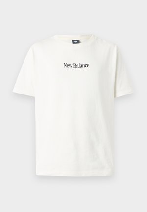T-shirt en coton blanc à manches courtes et encolure ronde, avec un logo noir "New Balance" imprimé sur le devant.