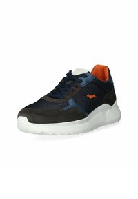 Sneakers da uomo con tomaia in suede blu navy e grigio, pannelli in mesh, suola in gomma bianca e dettagli arancioni sulla linguetta e sulla fodera.