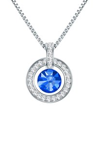 Collana con pendente in argento che presenta una grande pietra blu a faccettature circondata da un cerchio di piccoli cristalli trasparenti, accompagnata da una catena coordinata.