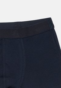 Dunkelmarineblaue Boxershorts mit genähten Vordernähten und einem breiten elastischen Bund.