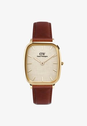 Goldfarbene rechteckige Uhr mit beige strukturiertem Zifferblatt, dunkelbraunem Lederarmband und silbernen Stundenmarkierungen und Zeigern. Mit Logo der Marke.