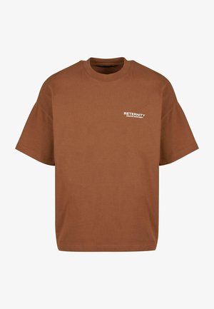 Brązowy bawełniany t-shirt z krótkimi rękawami, okrągłym dekoltem i białym logo "RETERNITY CREATIVE DEPARTMENT" z przodu.