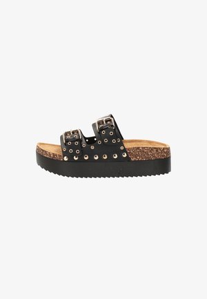 Sandalia de plataforma negra con dos tiras con hebilla, tachuelas metálicas, plantilla de corcho y suela negra gruesa y estriada.