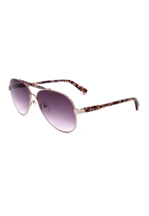 Occhiali da sole aviator con lenti sfumate viola e aste con motivo tartaruga su sfondo bianco.