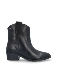 Botas de vaquero de cuero negro con punta afilada, tacón bajo apilado y costuras decorativas en el cañón. Lengüetas laterales para facilitar el uso.