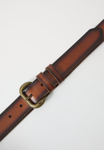 Ceinture en cuir marron avec une boucle en laiton, présentant une texture lisse et deux passants en cuir supplémentaires pour un ajustement sécurisé.