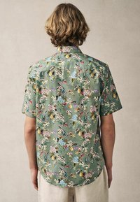 Next REGULAR FIT - PRINT SHORT SLEEVE - Camisa - seafoam green floral fruit