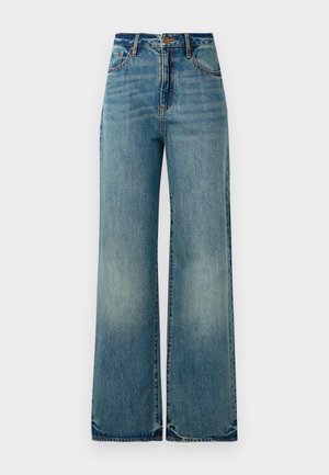 Világoskék farmer széles szárú nadrág magas derékkal, öt zsebbel és enyhén foszlott szegélyekkel rendelkezik, amely egy texturált, kopott hatást mutat.