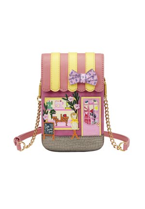 Bolso bandolera rosa y amarillo diseñado como una tienda de costura con un lazo, ventana que muestra artículos de costura y correa de cadena dorada.