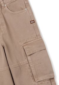 Beige cargobroek met meerdere zakken, gemaakt van duurzame stof. Kenmerkt zich door een geweven label en zichtbare stiksels.