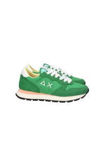 Zelené tenisky kombinující semiš a textilii, bílé tkaničky, růžové akcenty na podrážce a logo s geometrickými tvary.