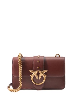 Borsa a mano in pelle marrone scuro con chiusura dorata a forma di uccello e tracolla a catena dorata, forma rettangolare con finitura liscia.